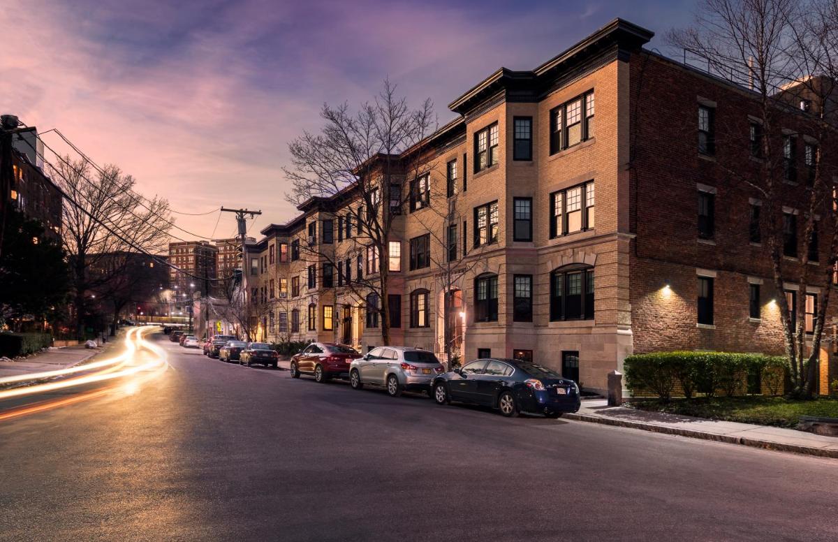 Modern Studio, 15 min Train to Boston - Housity