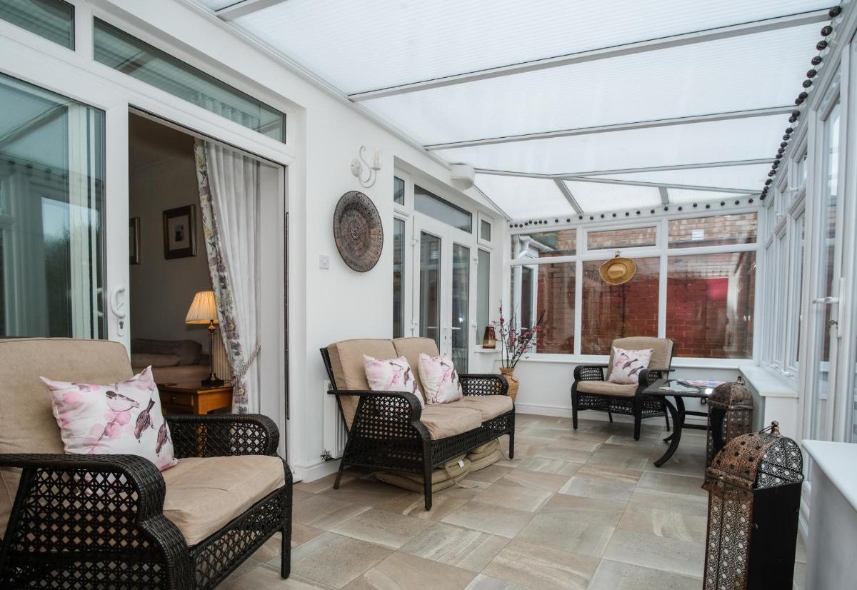 Garden View - 3 bedrooms for up to 5 guests ideal for NEC, HS2, BHX, Solihull - Housity