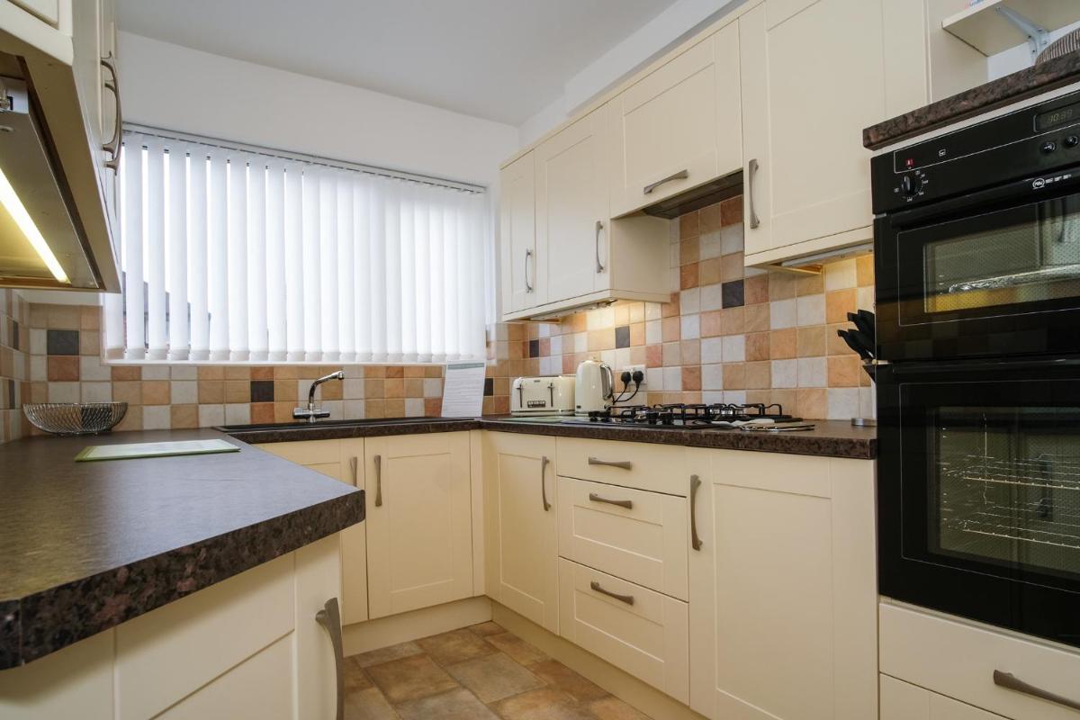 Garden View - 3 bedrooms for up to 5 guests ideal for NEC, HS2, BHX, Solihull - Housity