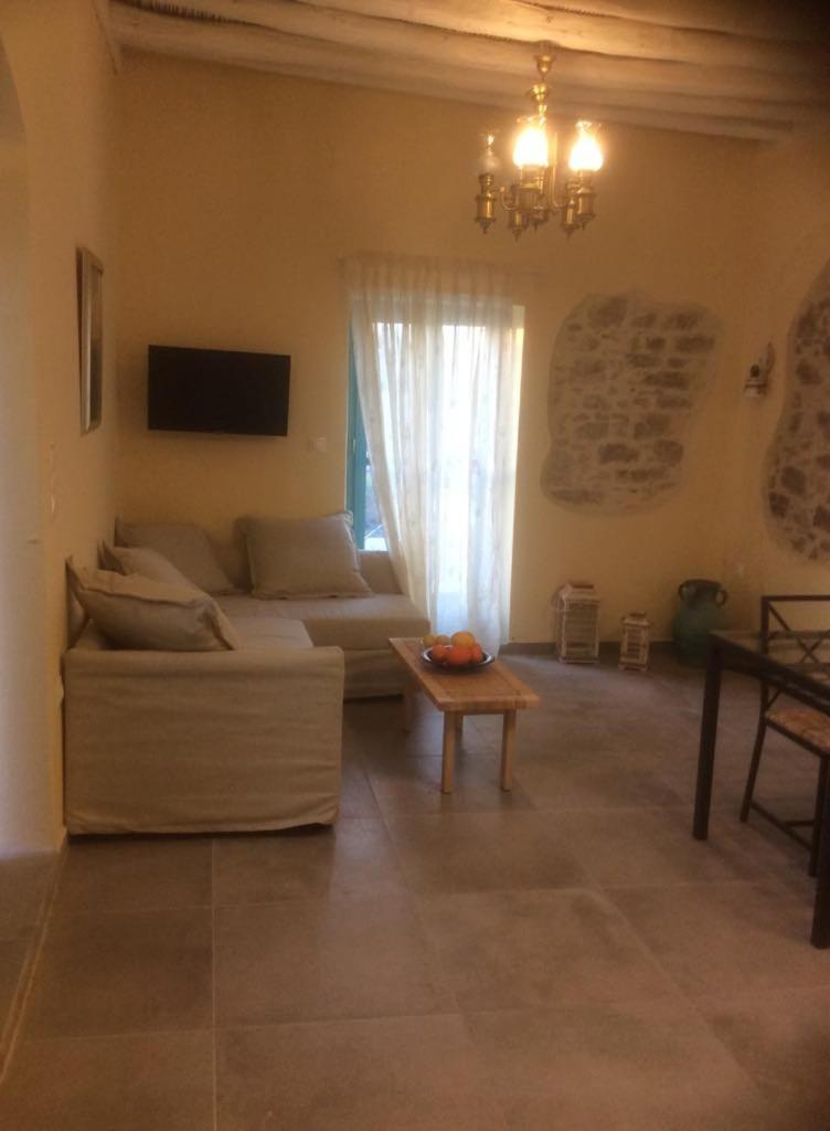 Kritikies Elyros - Housity
