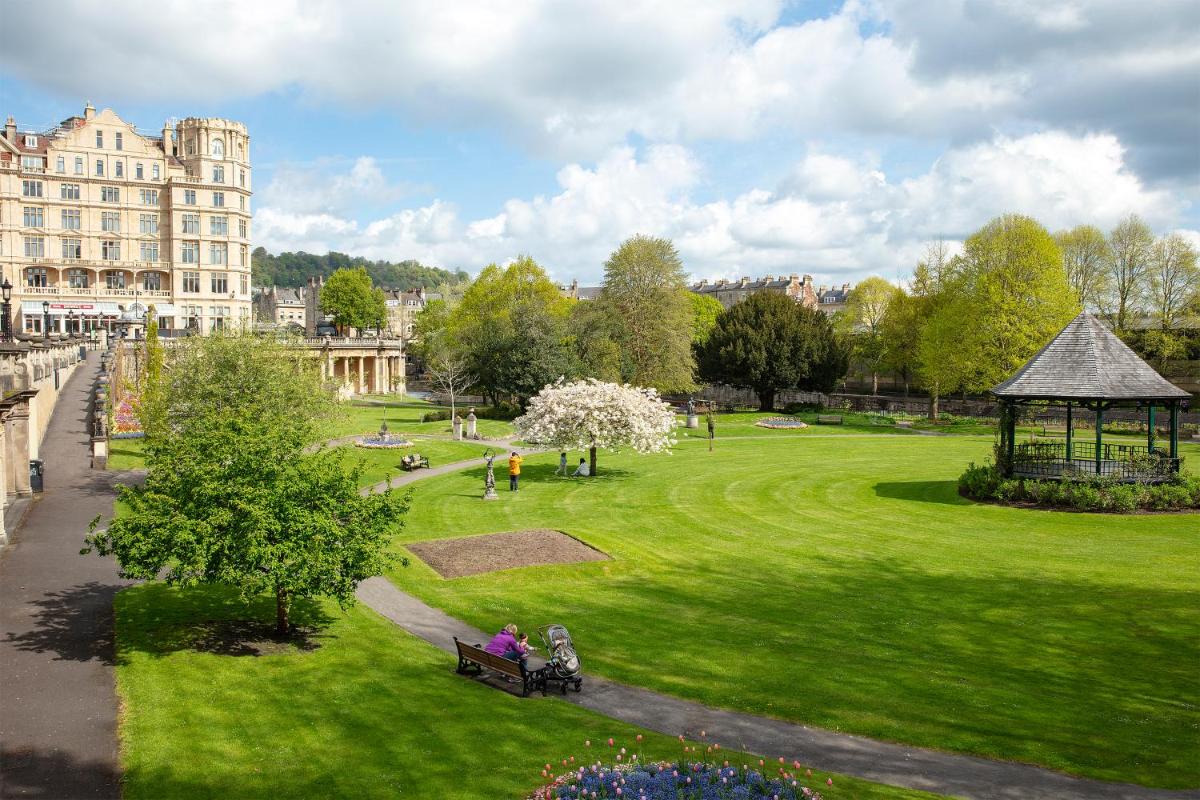 Stunning Spacious Central Apartment near Parade Gardens - Housity