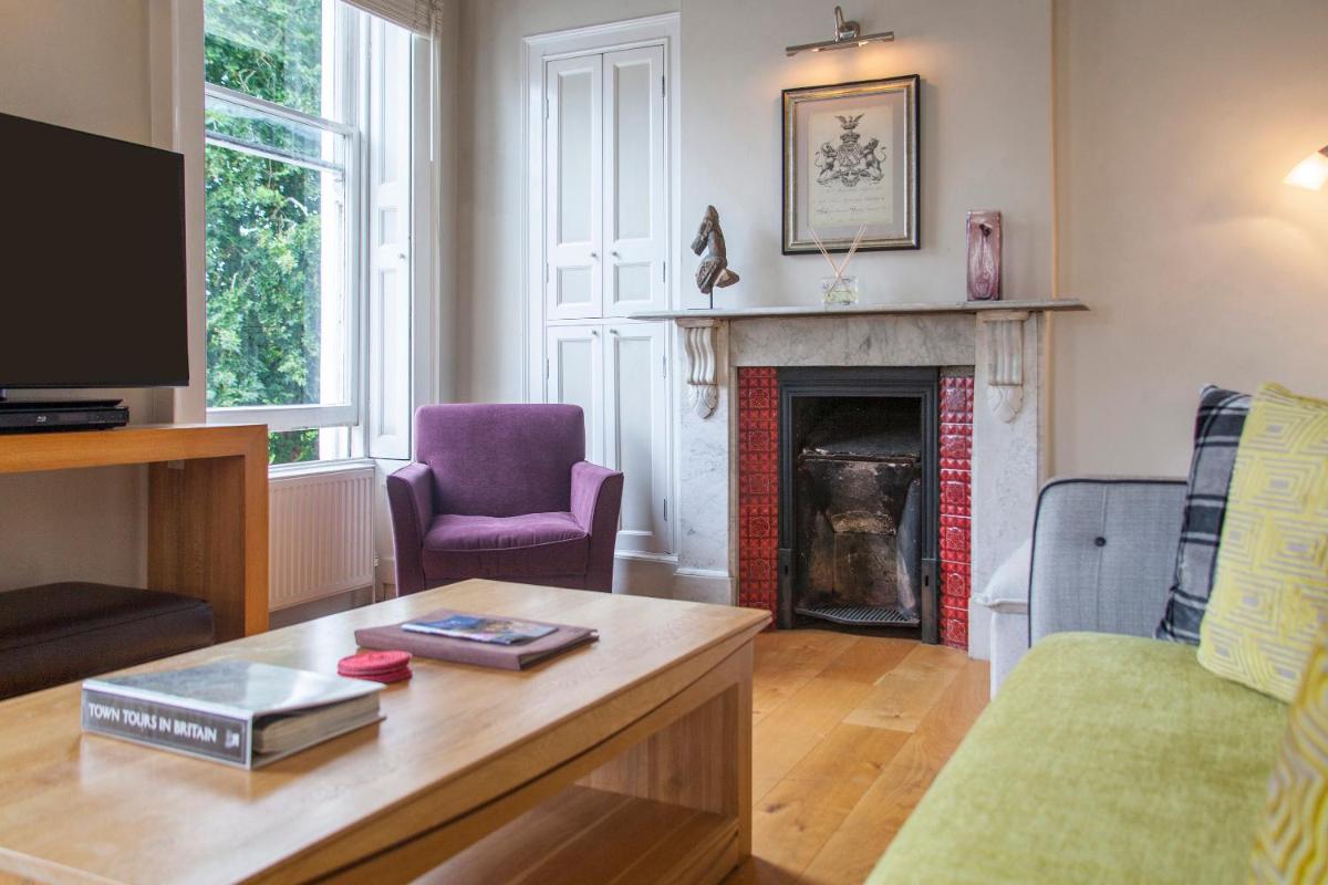Stunning Spacious Central Apartment near Parade Gardens - Housity