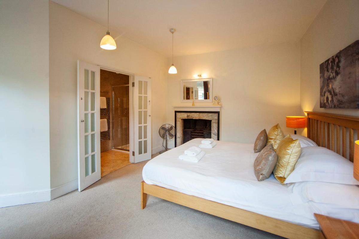 Stunning Spacious Central Apartment near Parade Gardens - Housity