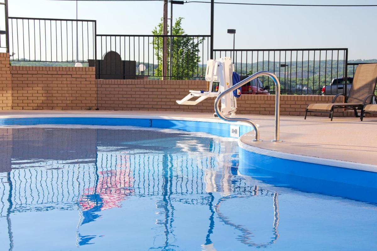 Grand View Inn & Suites - Housity