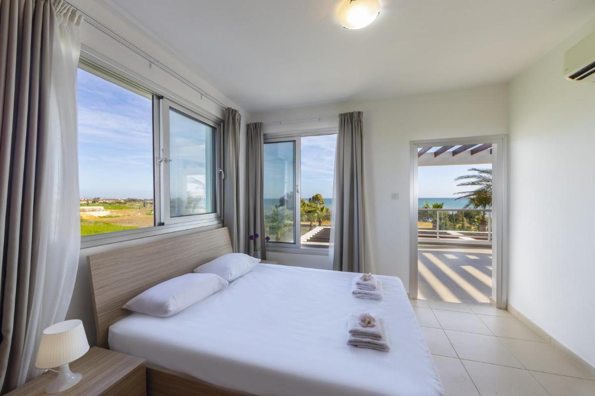 Faros BeachFront Villa - Housity