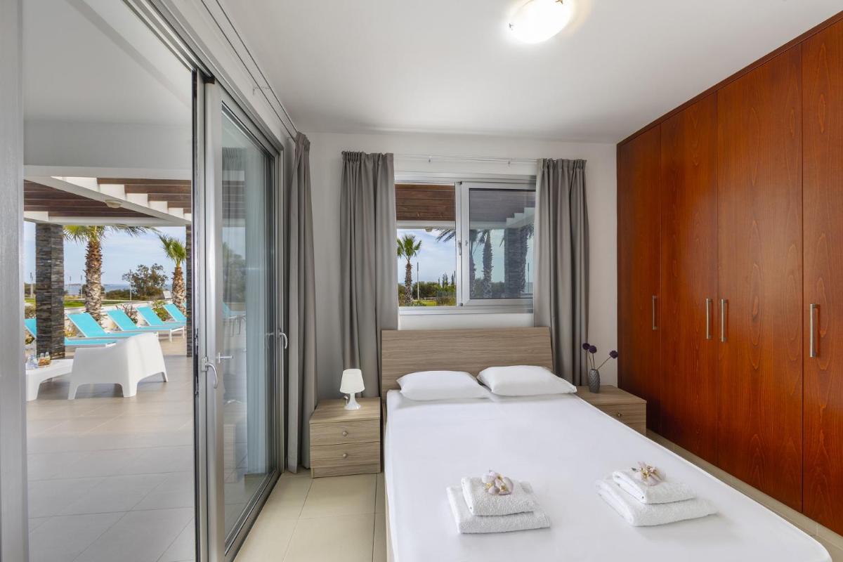 Faros BeachFront Villa - Housity