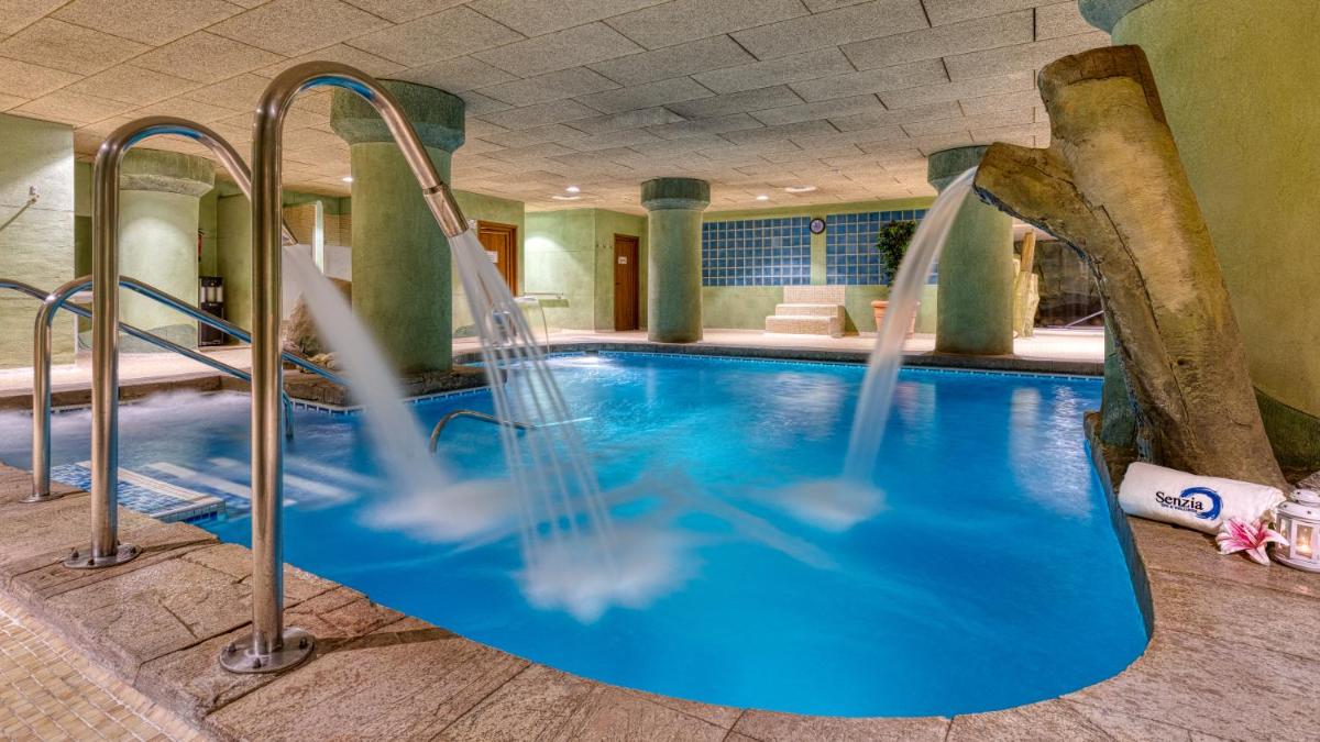 una piscina en un hotel con un tobogán de agua en Senator Granada, en Granada