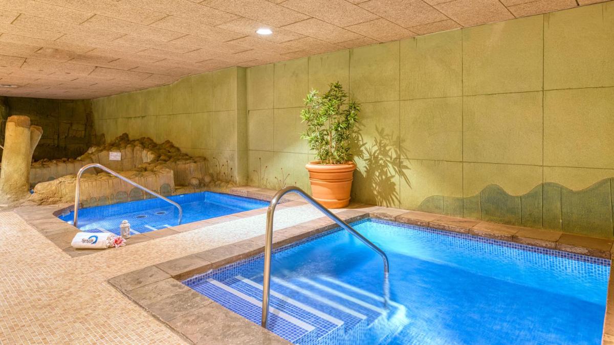 Piscina en o cerca de Senator Granada
