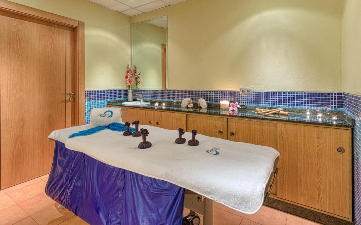 Un baño con un gran espejo y un lavabo. en Senator Granada, en Granada