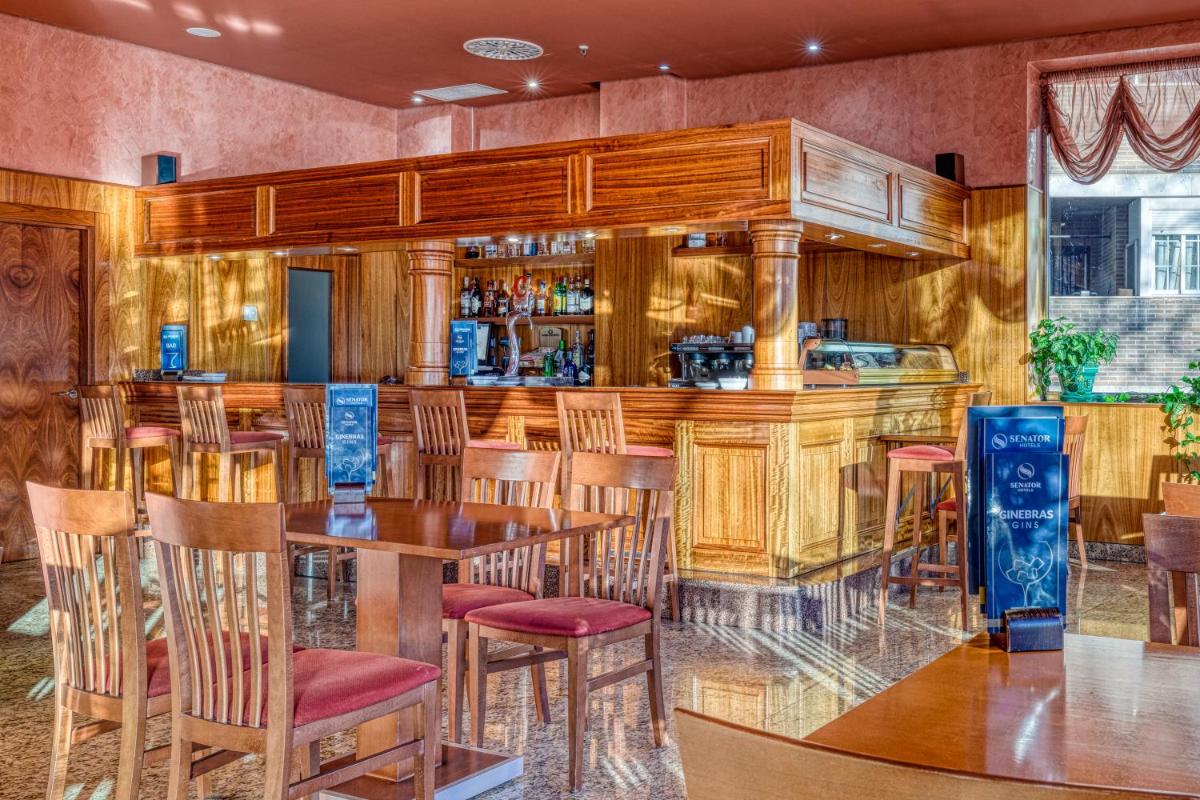 El salón o zona de bar de Senator Granada