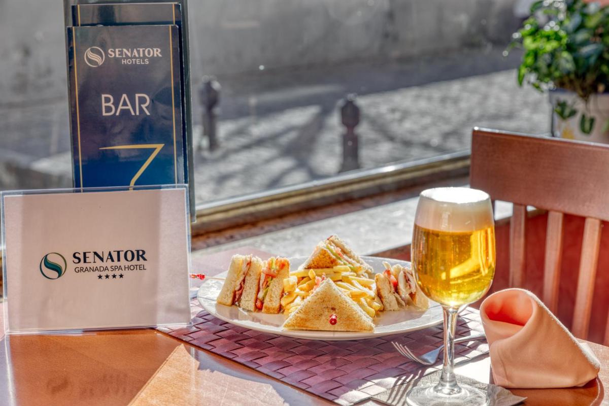 Comida en o cerca de este hotel