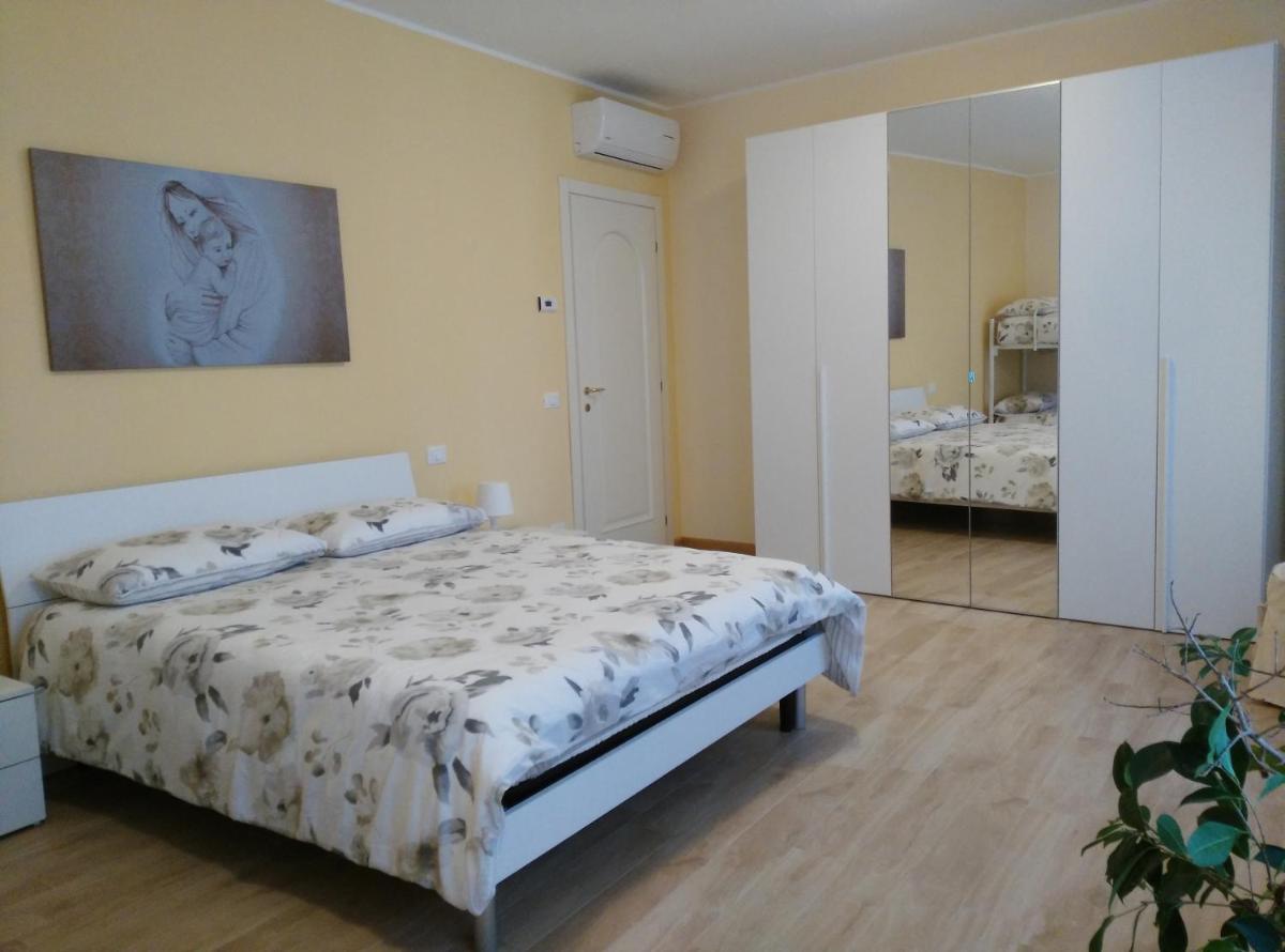 B Amp B Biancaluna - Housity