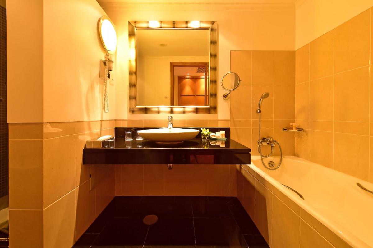 Uma casa de banho em Pestana Grand Ocean Resort Hotel