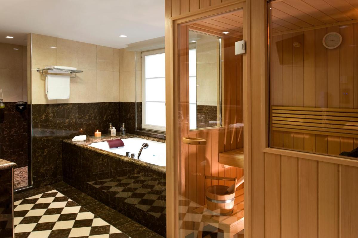 Salle de bains dans l'établissement Hostellerie Des Châteaux & Spa