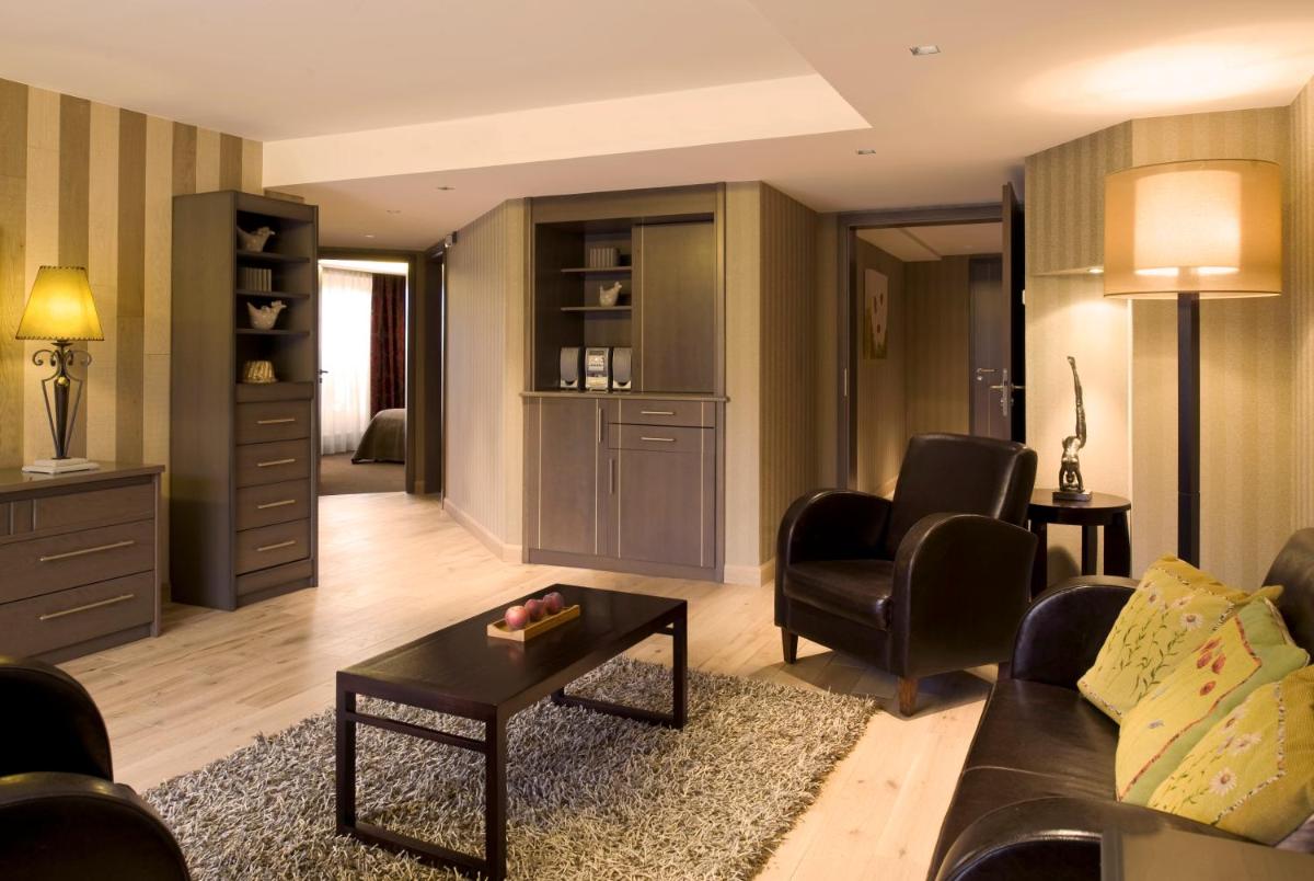Coin salon dans l'établissement Hostellerie Des Châteaux & Spa