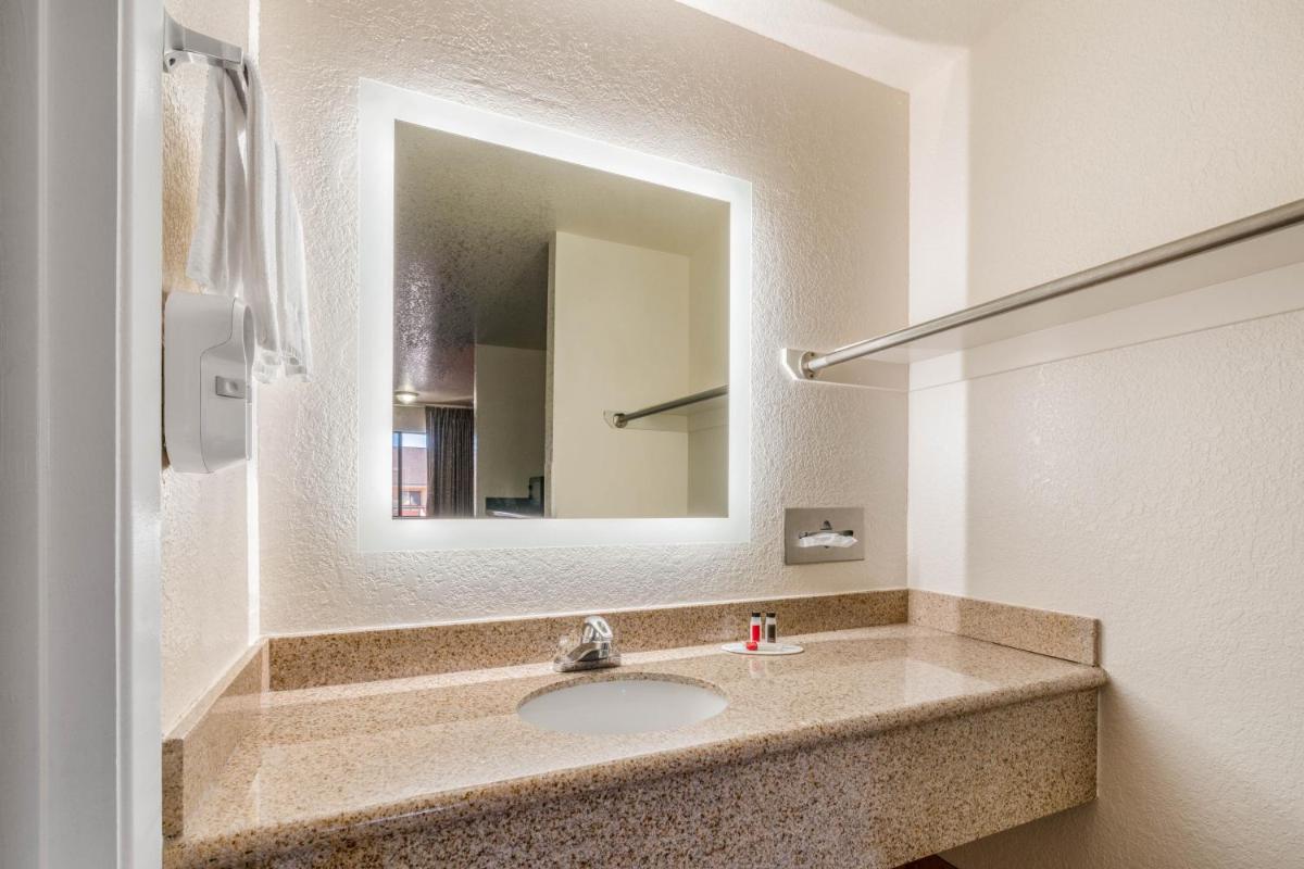 Howard Johnson by Wyndham Holbrook - Housity