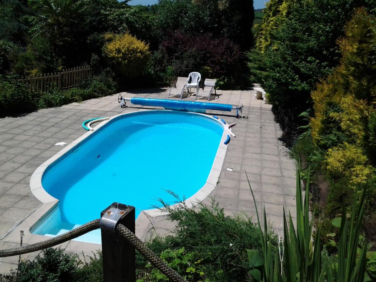 Tudor Lodge with pool & BBQ cabin - Housity