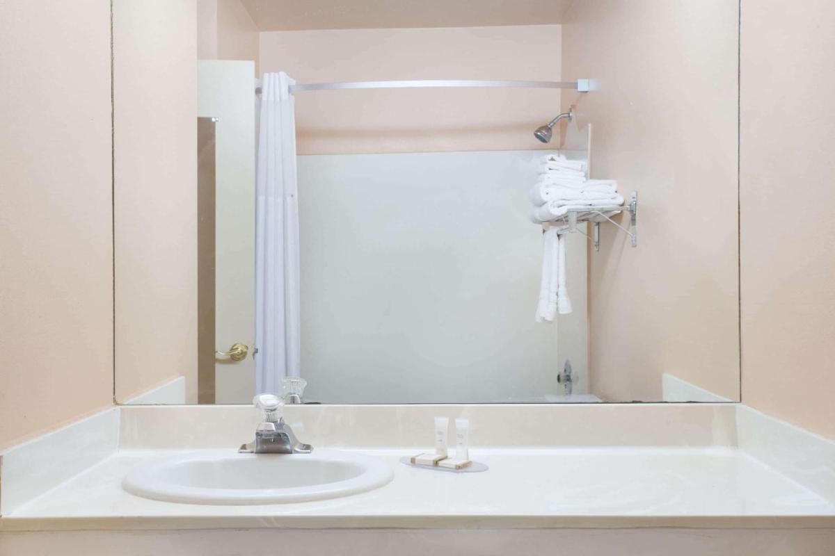 Howard Johnson by Wyndham Brigham City - Housity