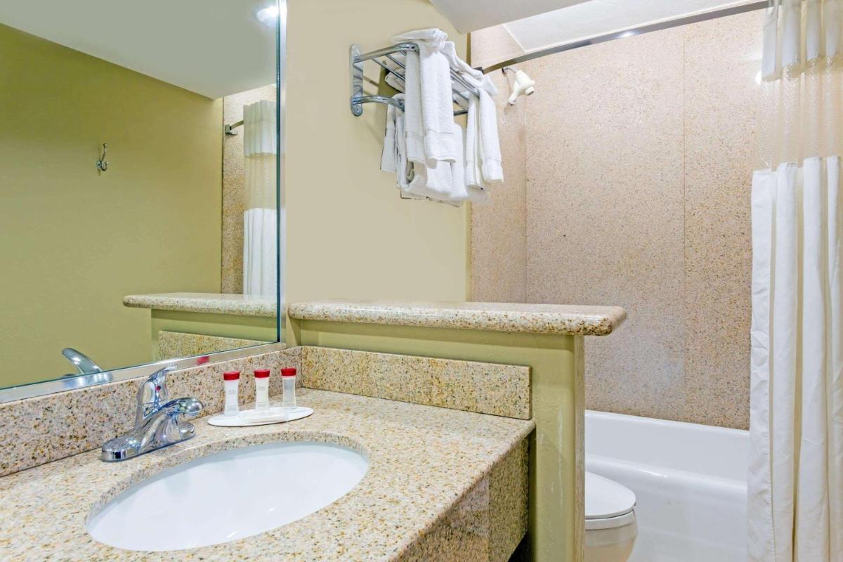 Ramada by Wyndham Lake Placid - Housity