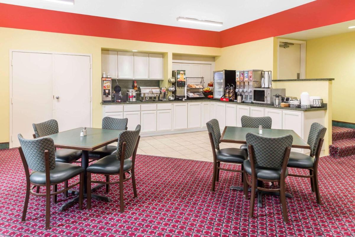 Ramada by Wyndham Vandalia - Housity