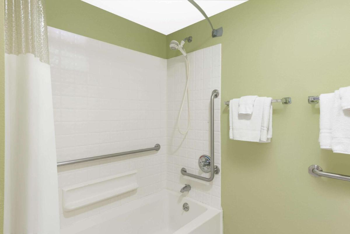 Ramada by Wyndham Vandalia - Housity
