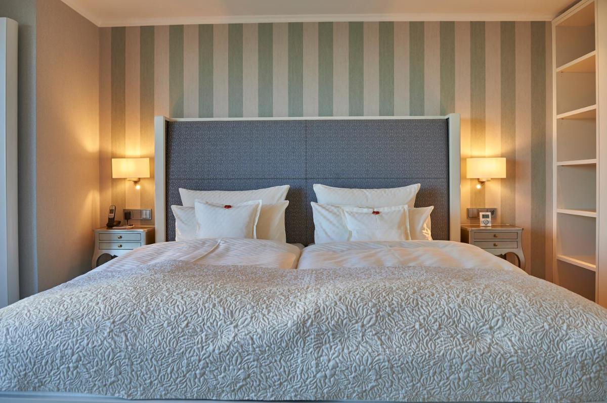 Ein Bett oder Betten in einem Zimmer der Unterkunft Badhotel Sternhagen