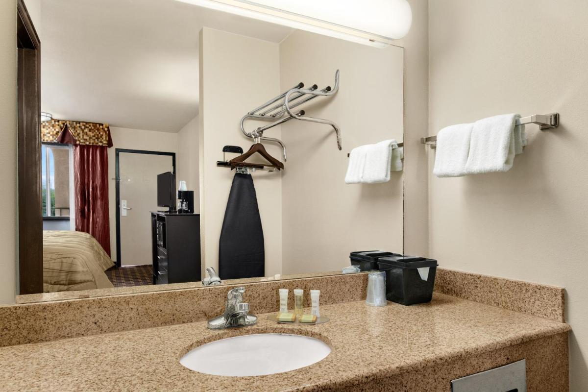 Super 8 by Wyndham Fort Worth TX - Housity