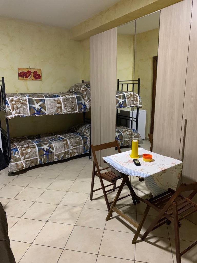 Airport Bedroom House - Housity