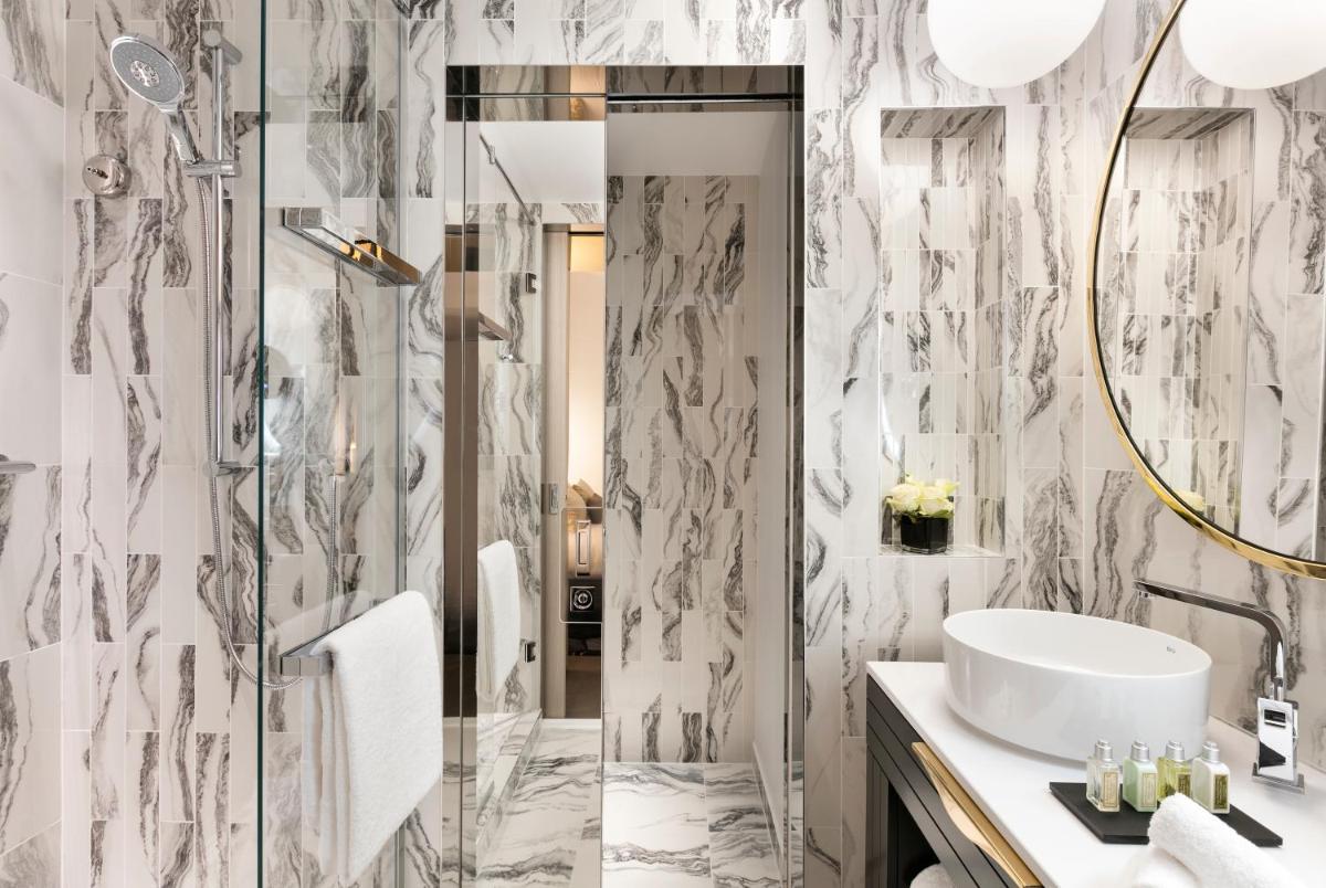 Salle de bains dans l'établissement La Clef Champs-Élysées Paris by The Crest Collection