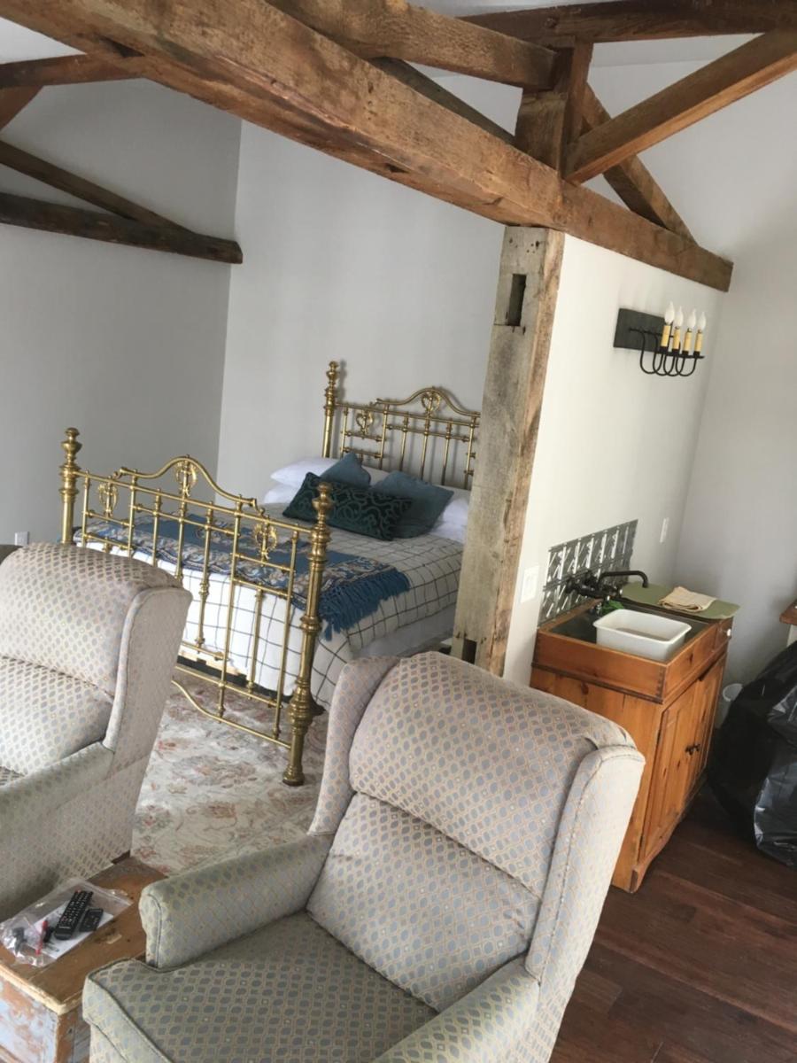 The Carriage House Flat - Downtown Paris Canada - Housity