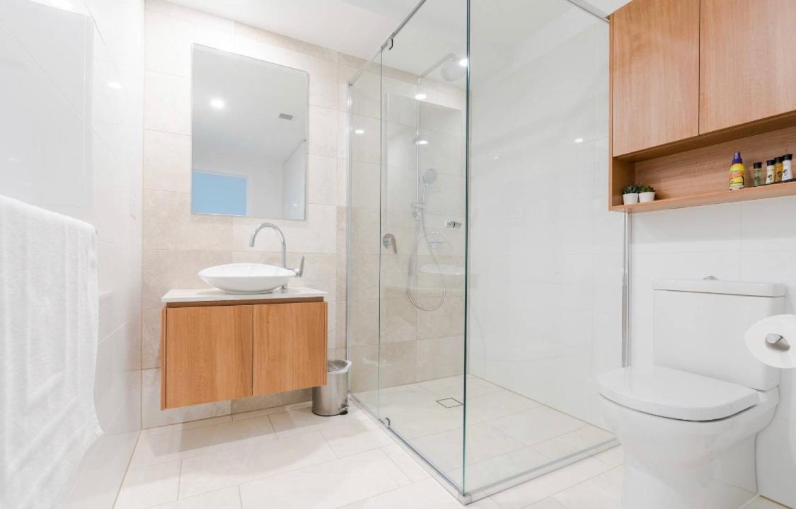 Lvl 50 Skytower Fabulous Views CBD Wifi Carpark by Stylish Stays - Housity