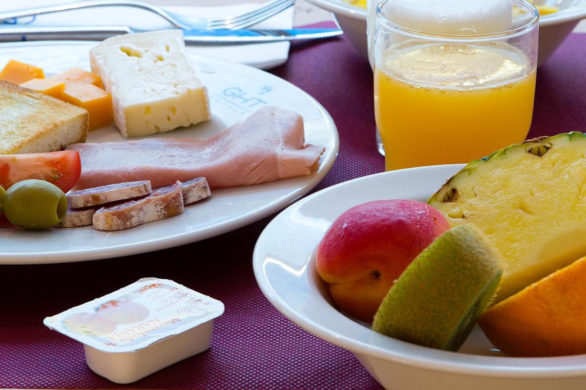 Comida en o cerca de este hotel