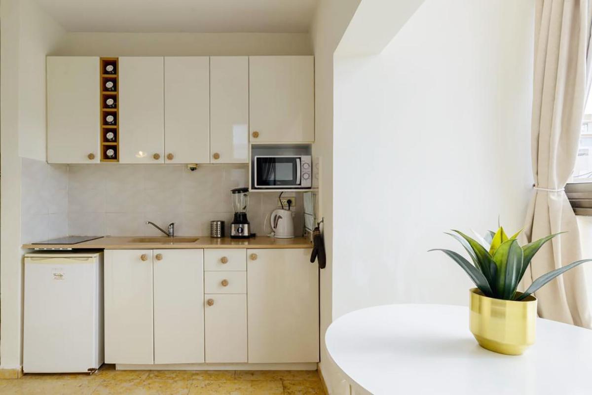Bright and spacious loft by the sea with Bomb Shelter - Housity