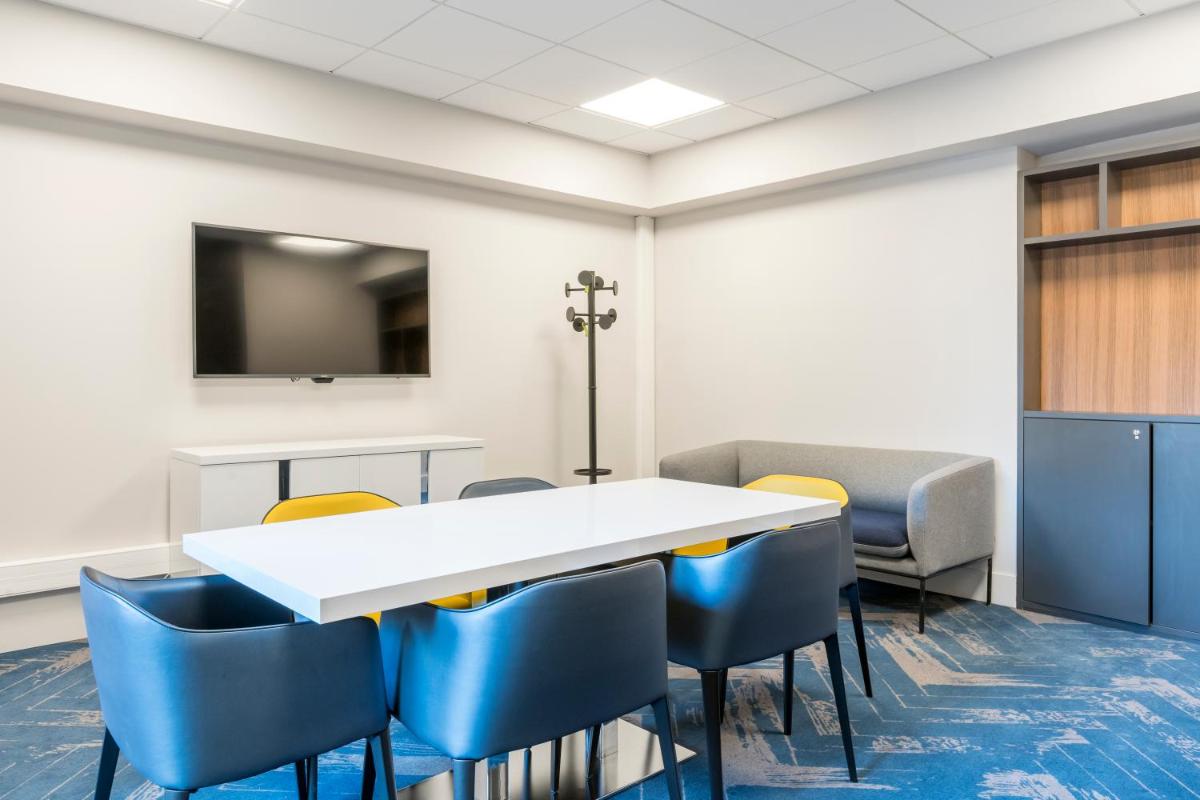 Télévision ou salle de divertissement dans l'établissement Nemea Appart Hotel Cannes Palais