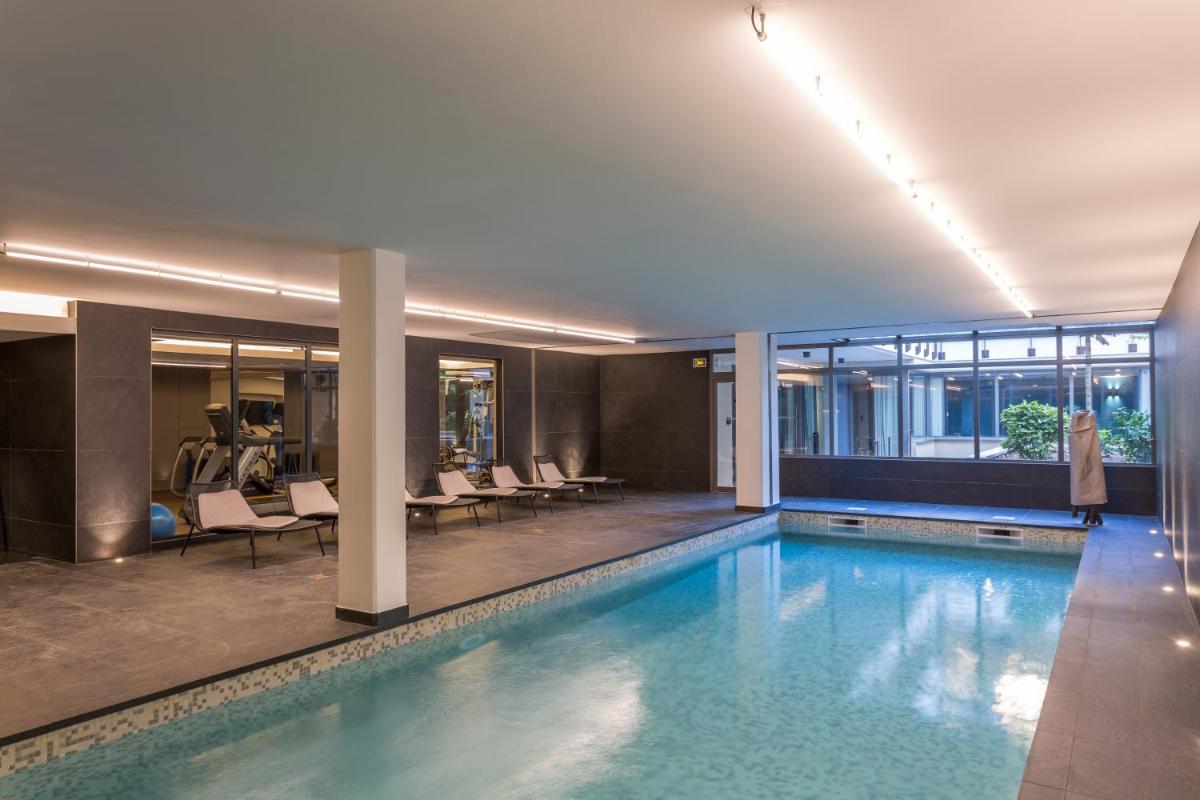 Piscine de l'établissement Nemea Appart Hotel Cannes Palais ou située à proximité
