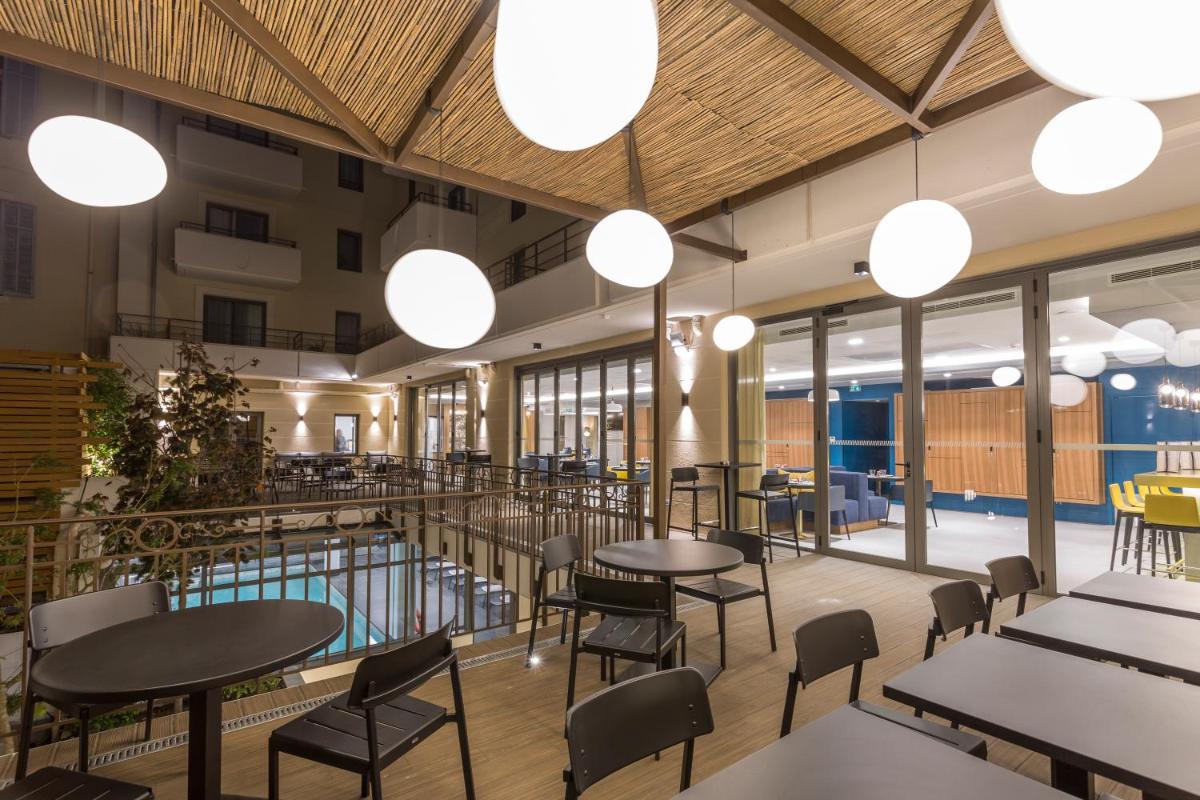 Piscine de l'établissement Nemea Appart Hotel Cannes Palais ou située à proximité