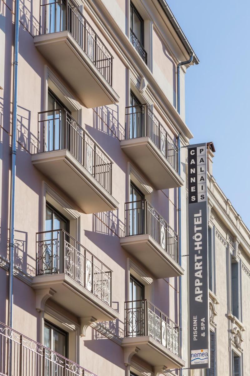 un bâtiment avec des balcons sur le côté dans l'établissement Nemea Appart Hotel Cannes Palais, à Cannes