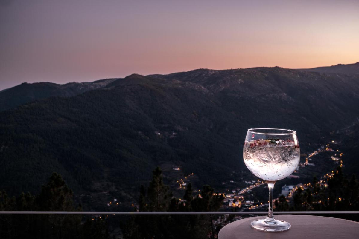 Uma vista geral da montanha ou uma vista da montanha a partir do hotel