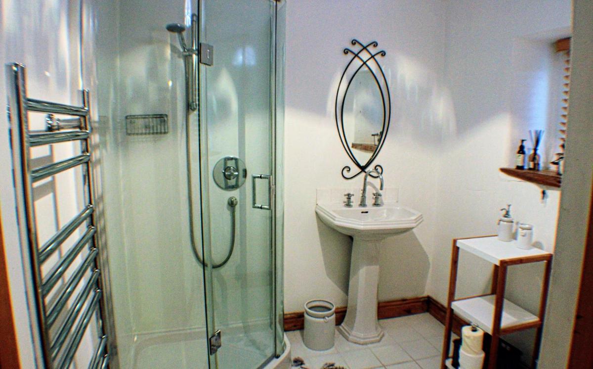 The Tree House Cumbria, unique, romantic, quirky cottage - Housity