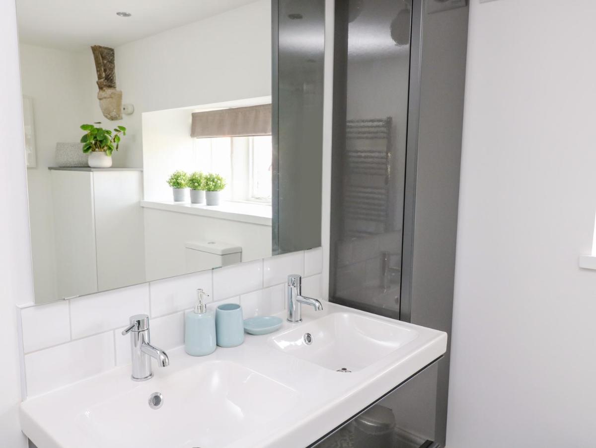 3 Poole End - Housity