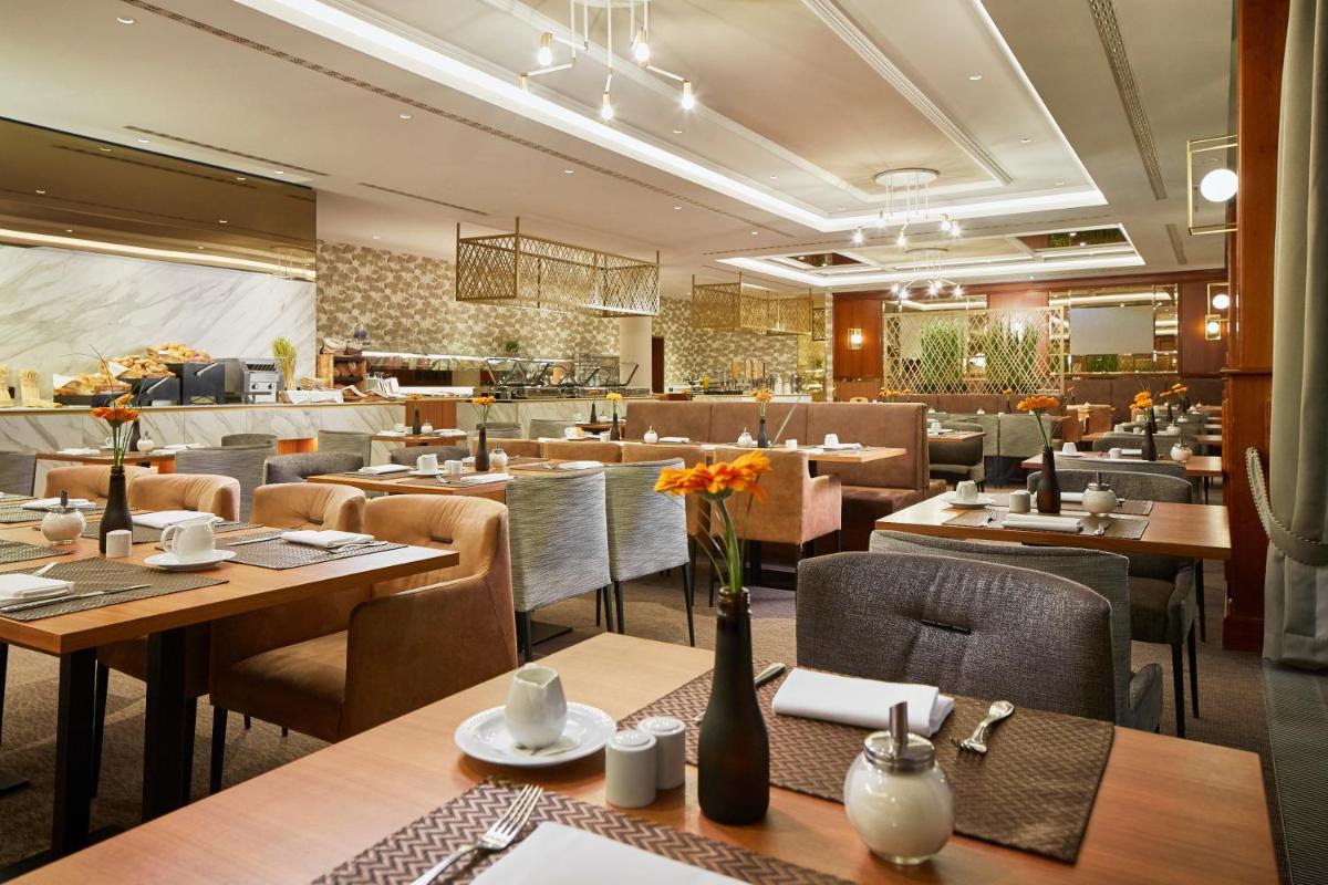 Ein Restaurant oder anderes Speiselokal in der Unterkunft HYPERION Hotel Berlin