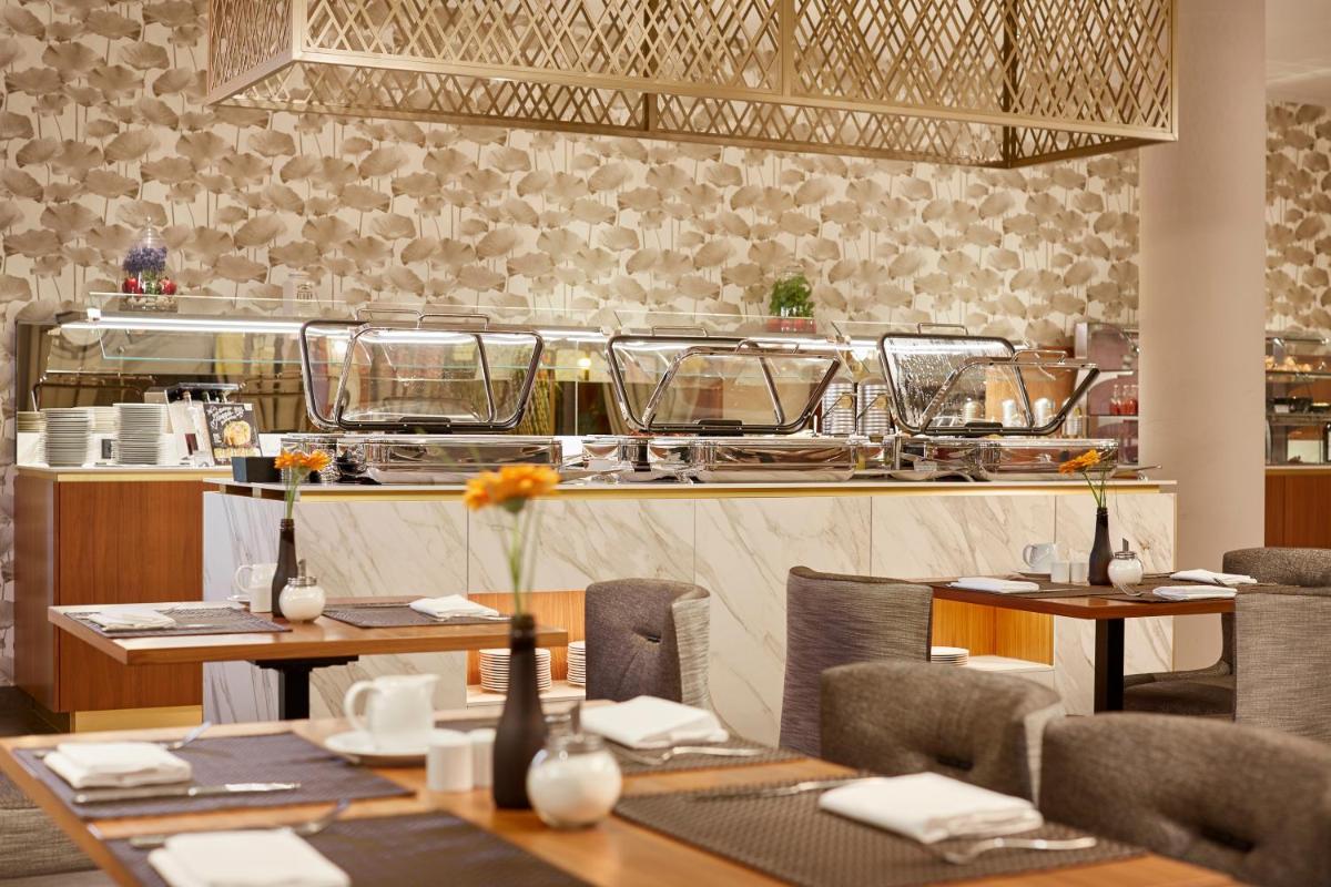 Ein Restaurant oder anderes Speiselokal in der Unterkunft HYPERION Hotel Berlin