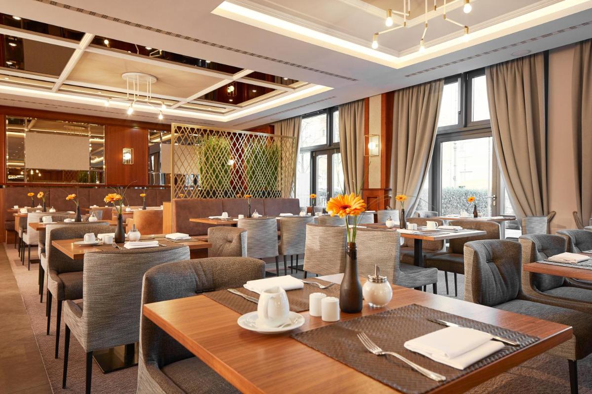 Ein Restaurant oder anderes Speiselokal in der Unterkunft HYPERION Hotel Berlin
