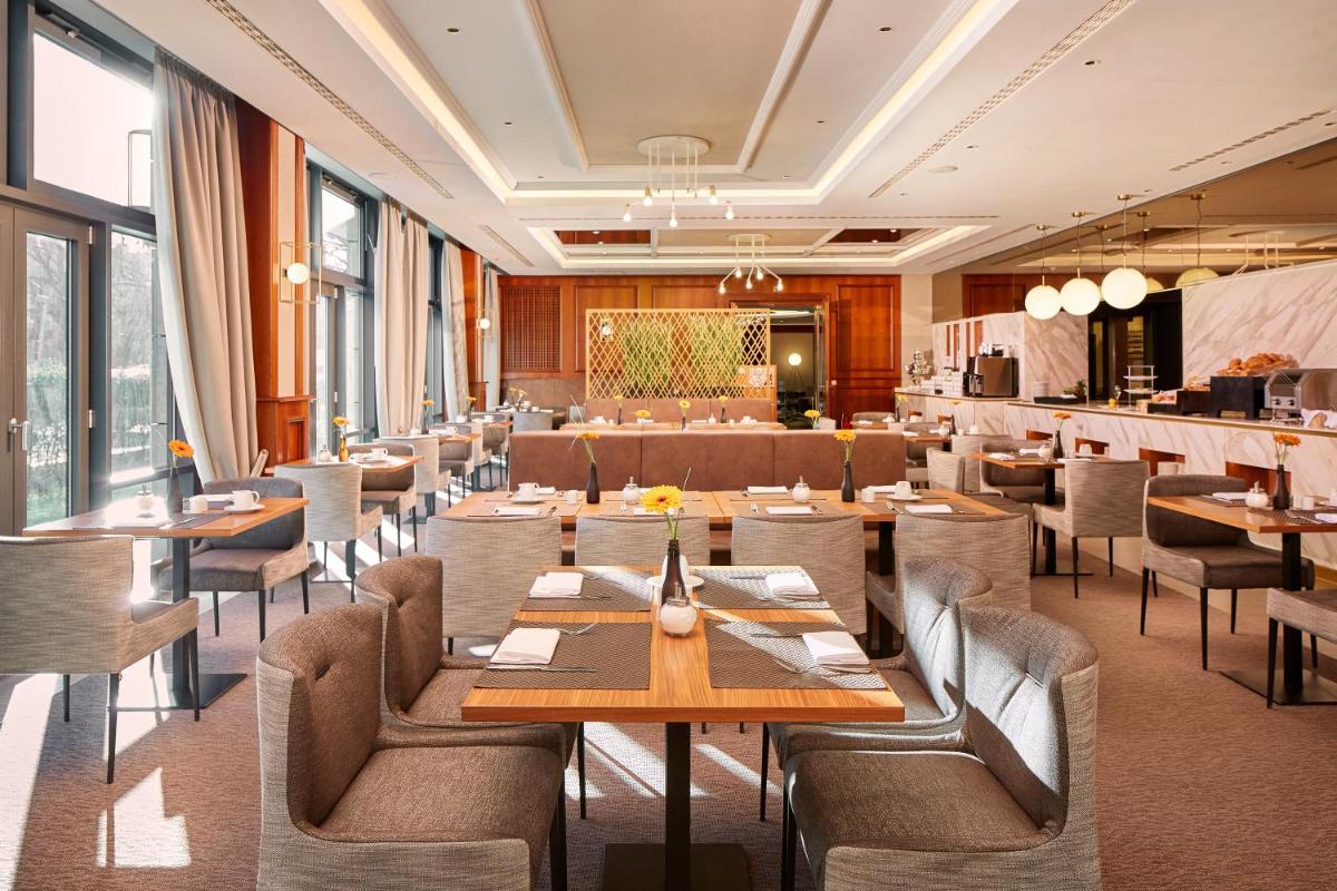 Ein Sitzbereich in der Unterkunft HYPERION Hotel Berlin