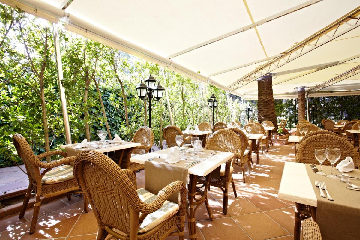 Un restaurante o sitio para comer en Grupotel Maritimo