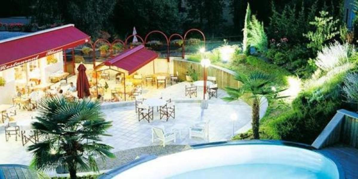 Piscine de l'établissement Hotel Blanc ou située à proximité