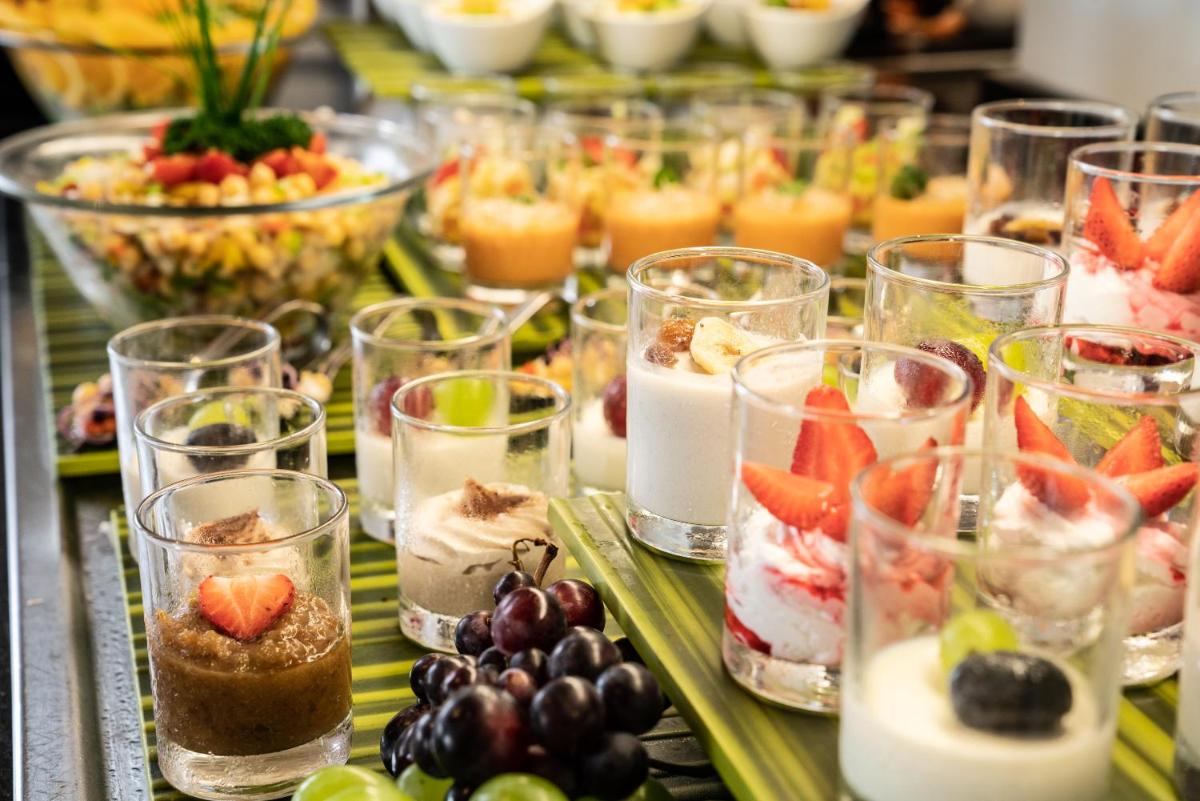 Comida en o cerca de este hotel