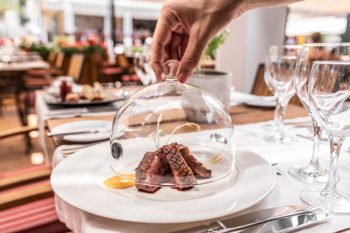 Comida en o cerca de este hotel