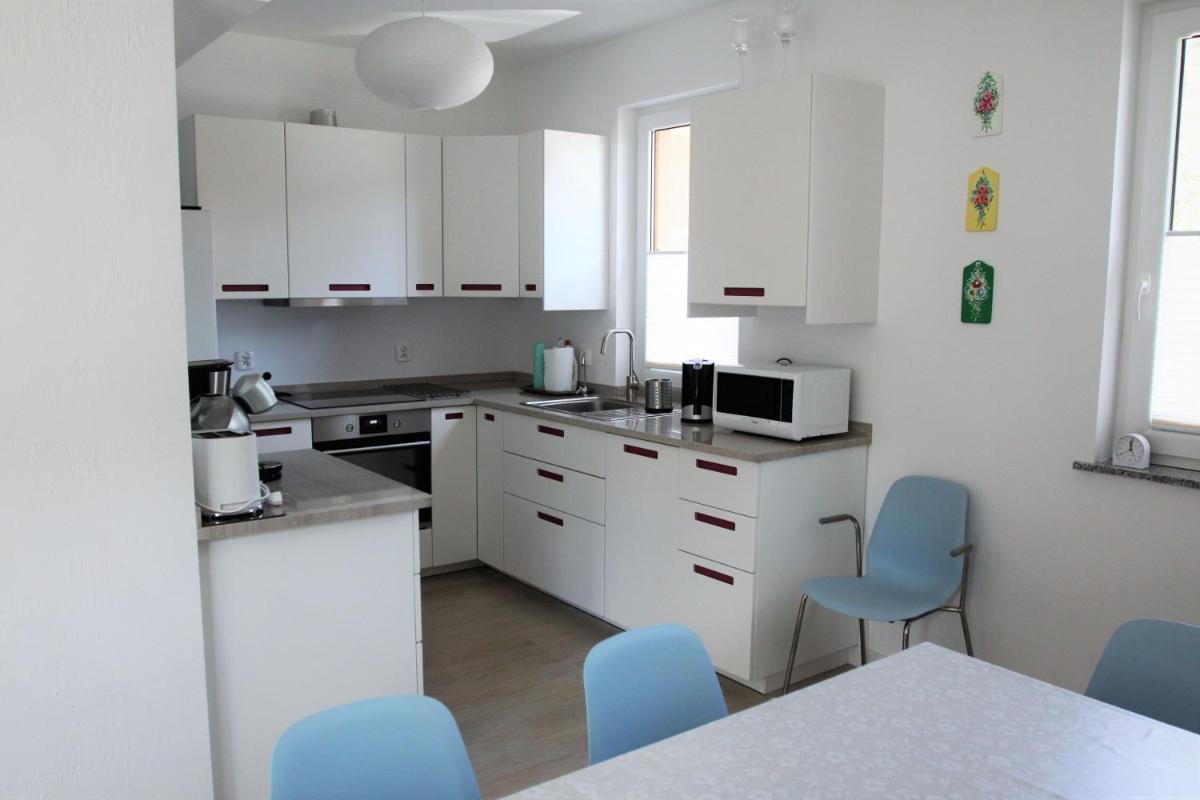 Dom nad morzem z basenem - Housity
