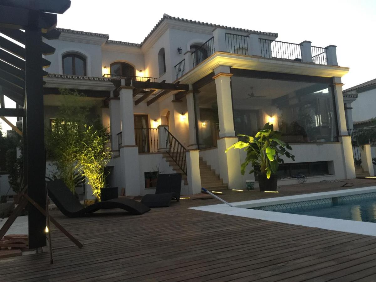 Stunning Villa - Housity